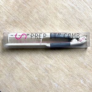 The Beachwaver “Prep it” Comb